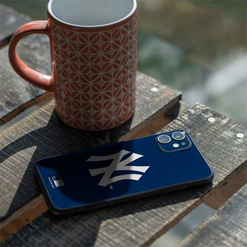 MLB New York Yankees - Solid Distressed iPhone 11 Skin